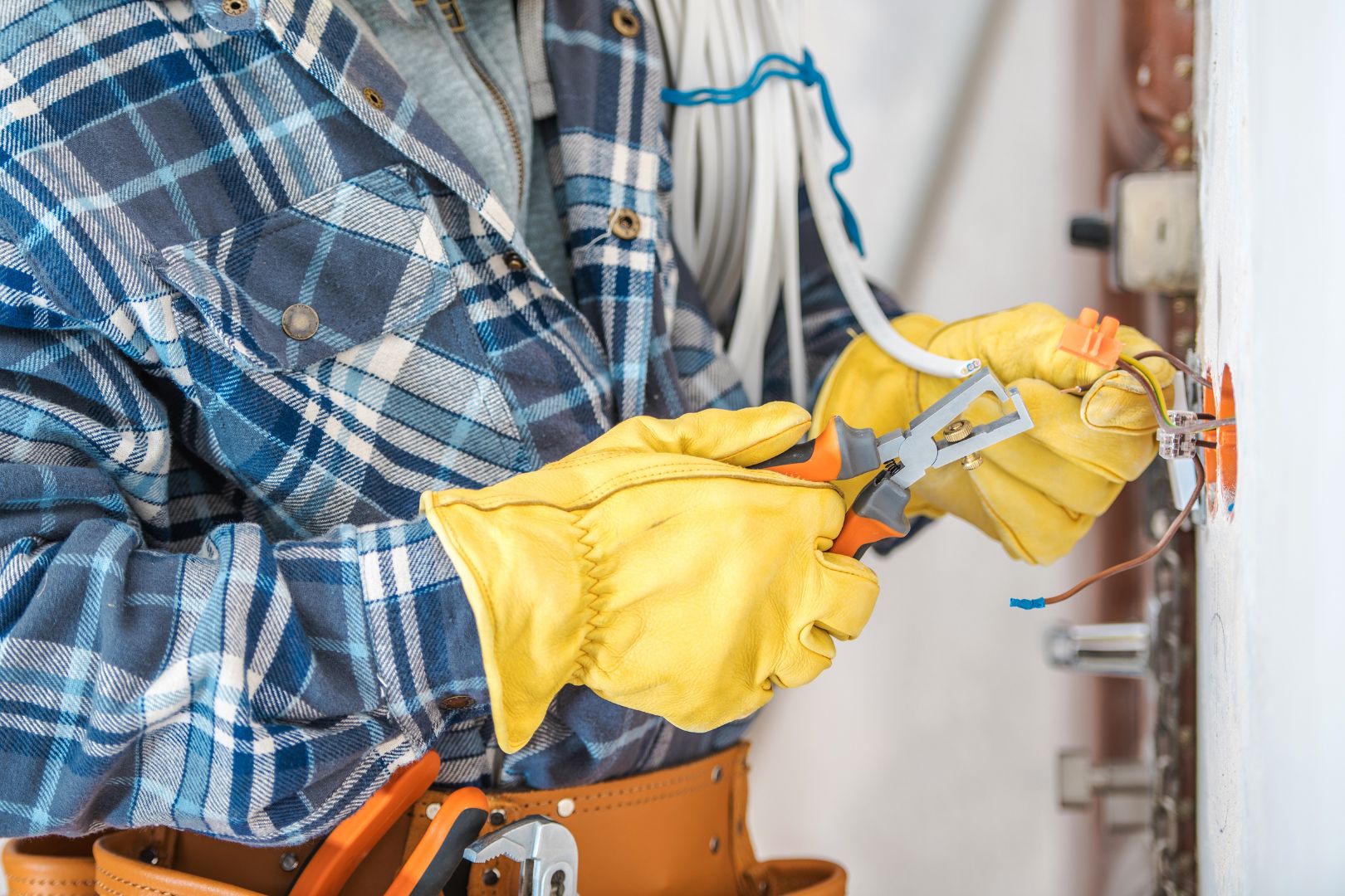 e necessario contrato de servico com eletricista